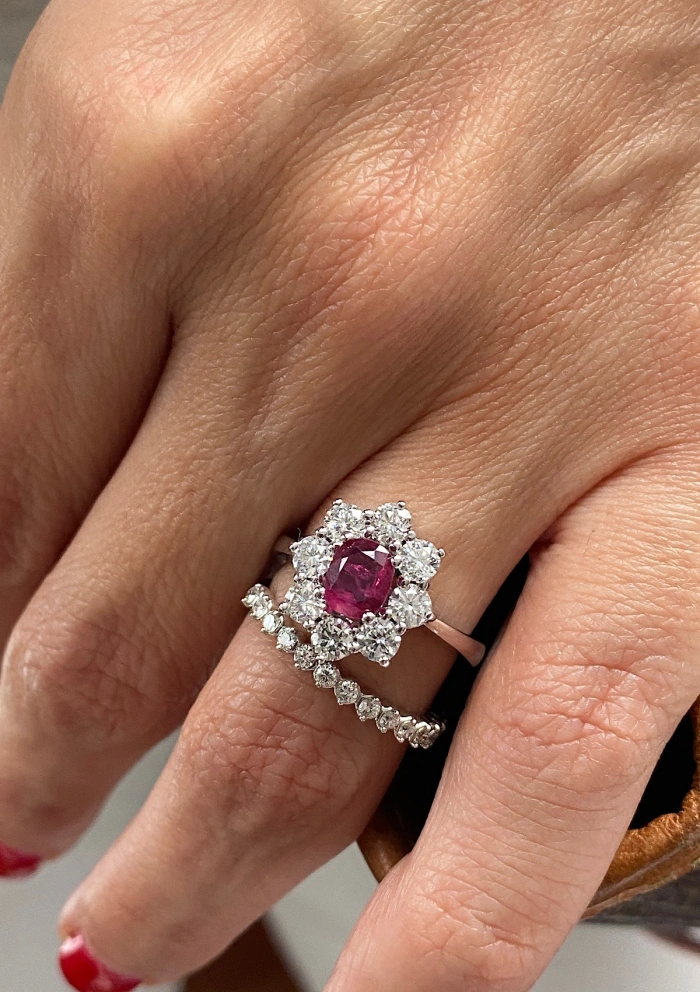 Anillo SIMONETA en oro blanco de 18K con roseta de diamantes y rubí|Anillos con Rubíes|Godiam Alta Joyería Anillo SIMONETA en oro blanco de 18K con roseta de diamantes y rubí|Anillos con Rubíes|Godiam Alta Joyería