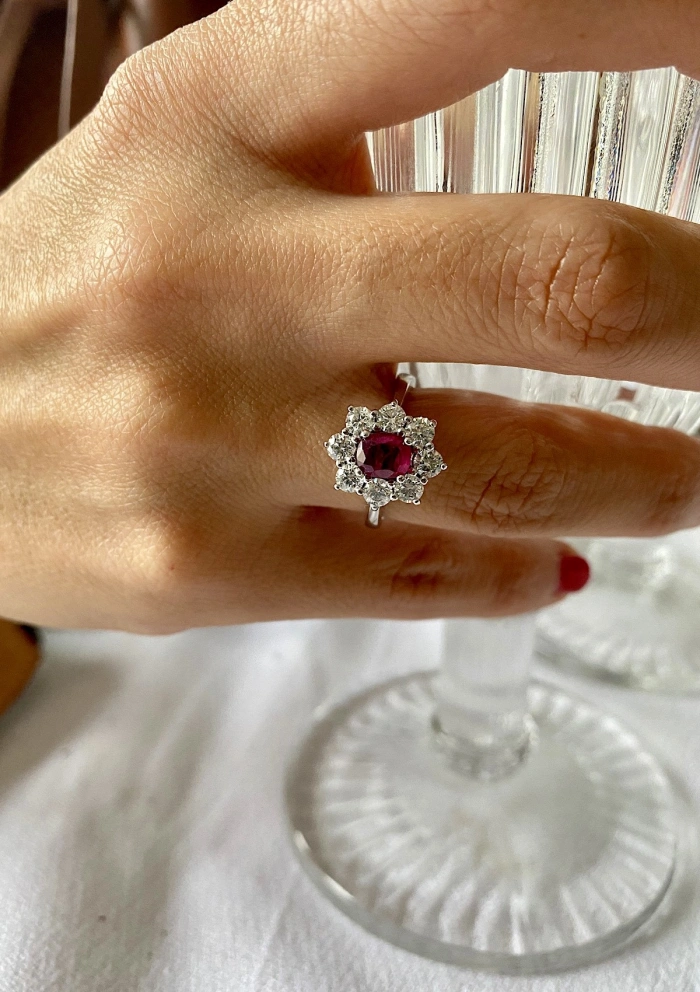 Anillo SIMONETA en oro blanco de 18K con roseta de diamantes y rubí|Anillos con Rubíes|Godiam Alta Joyería Anillo SIMONETA en oro blanco de 18K con roseta de diamantes y rubí|Anillos con Rubíes|Godiam Alta Joyería
