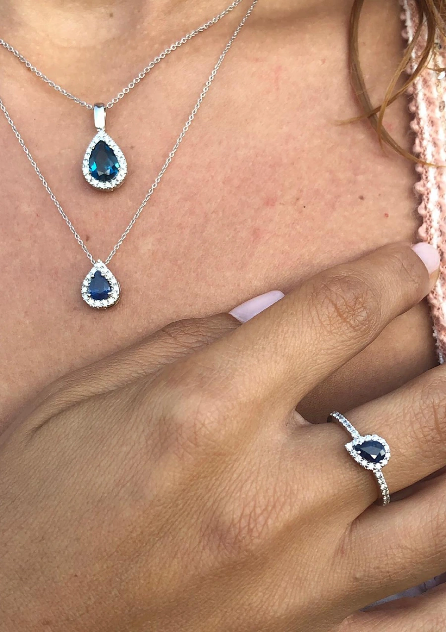 Pingente MORAIRA em ouro branco 18K com diamantes e safira.