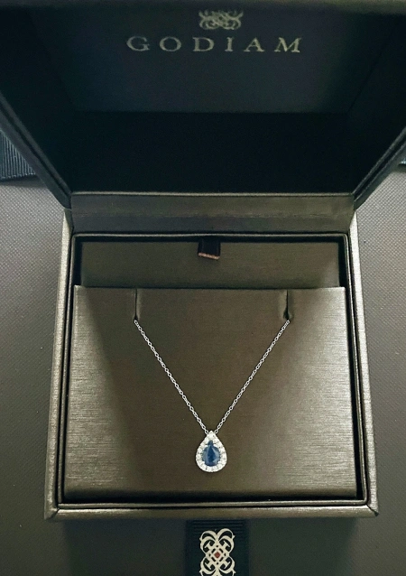 MORAIRA 18K white gold diamonds and blue sapphire pendant.
