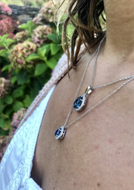 Colgante MORAIRA en oro blanco de 18K con diamantes y zafiro azul