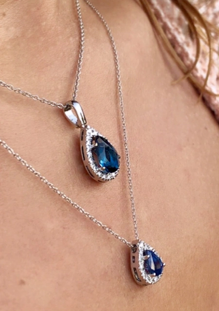 Colgante MORAIRA en oro blanco de 18K con diamantes y zafiro azul