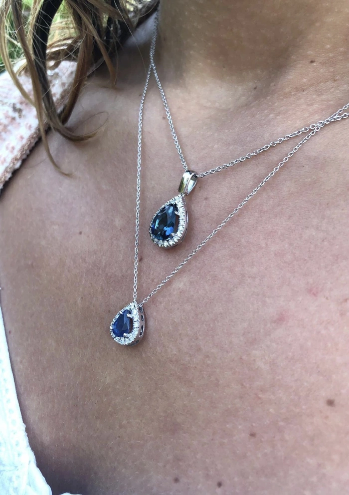 Colgante MORAIRA en oro blanco de 18K con diamantes y zafiro azul