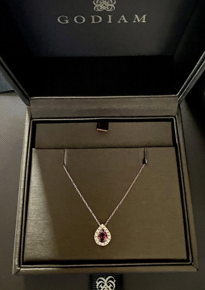 Colgante MORAIRA en oro blanco de 18K con diamantes y rubí|Colgantes|Godiam Alta Joyería