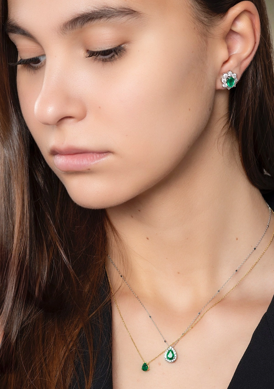 Pingente MORAIRA ouro branco 18K com diamantes e esmeralda.