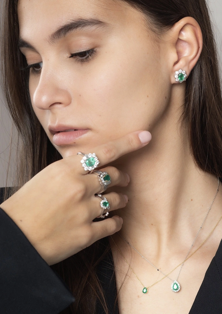 Pingente MORAIRA ouro branco 18K com diamantes e esmeralda.