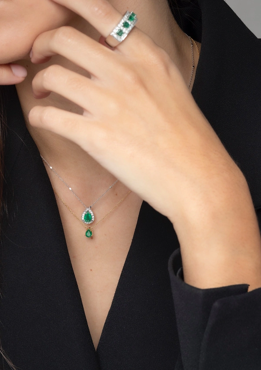 Pingente MORAIRA ouro branco 18K com diamantes e esmeralda.