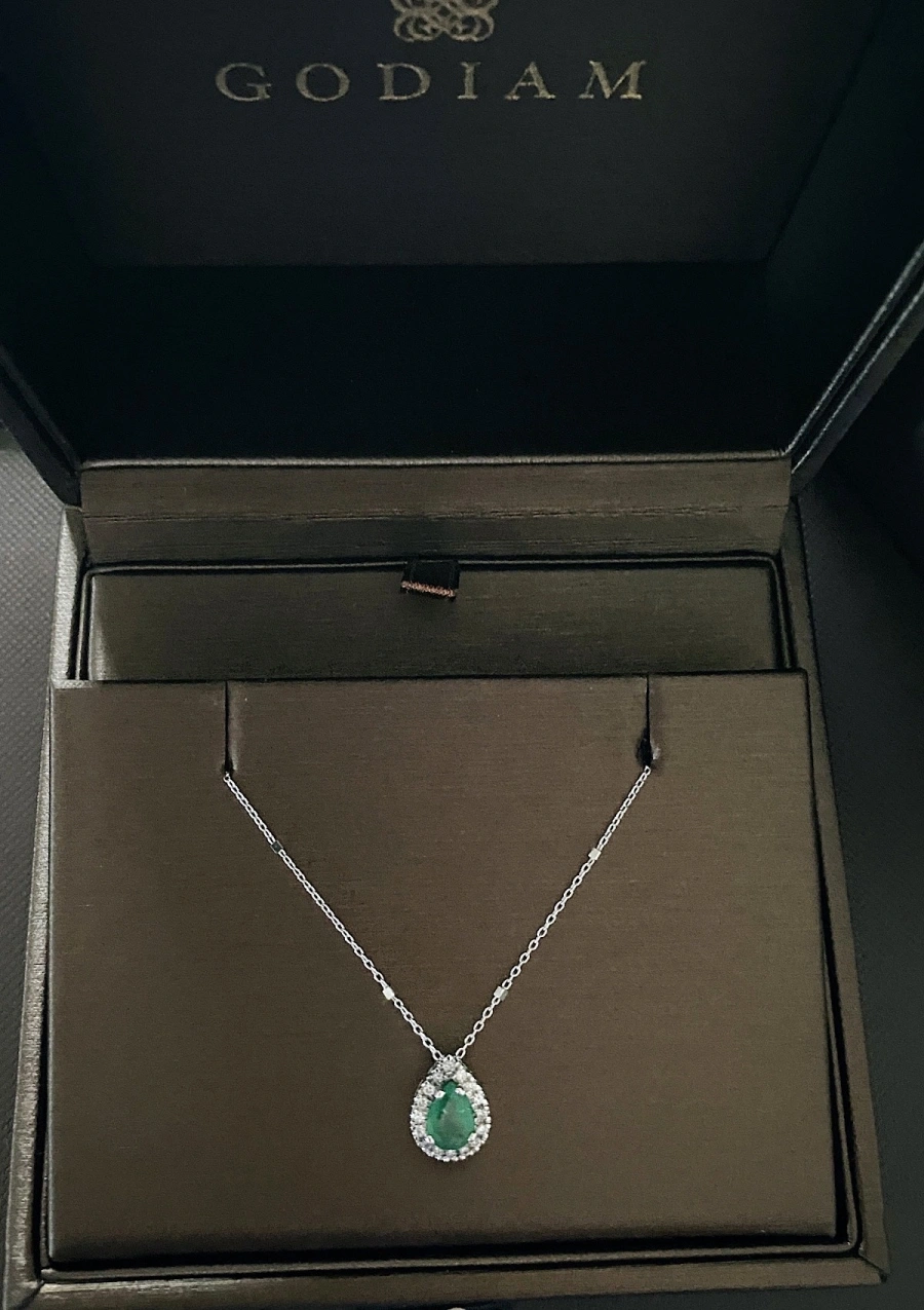 Pendentif MORAIRA or blanc 18K avec diamants et émeraude.