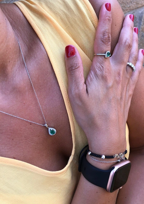 Pingente MORAIRA ouro branco 18K com diamantes e esmeralda.