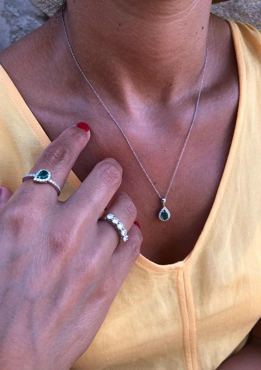 Pingente MORAIRA ouro branco 18K com diamantes e esmeralda.