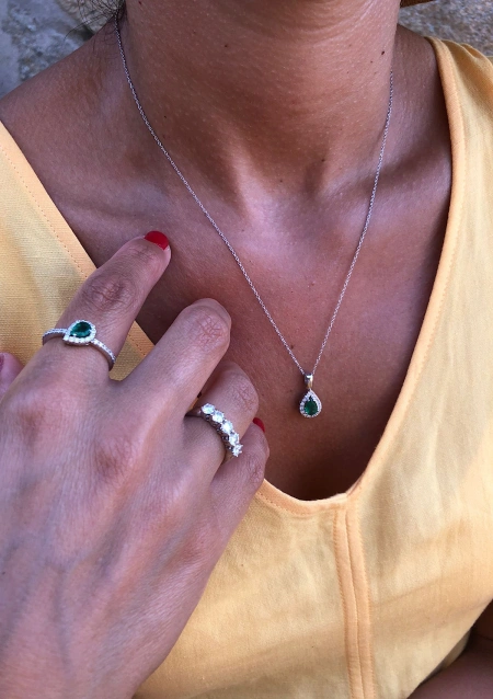 Colgante MORAIRA en oro blanco de 18K con diamantes y esmeralda|Colgantes|Godiam Alta Joyería