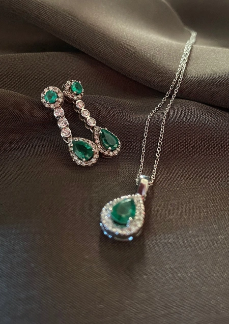 Colgante MORAIRA en oro blanco de 18K con diamantes y esmeralda|Colgantes|Godiam Alta Joyería