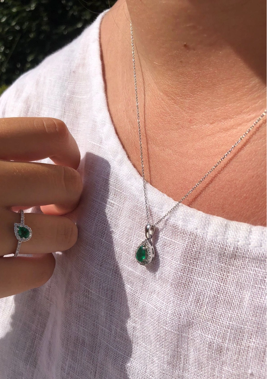 Pendentif MORAIRA or blanc 18K avec diamants et émeraude.