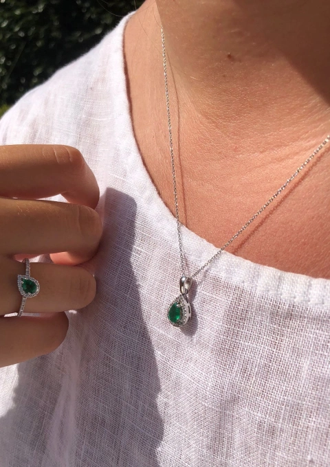 Pingente MORAIRA ouro branco 18K com diamantes e esmeralda.
