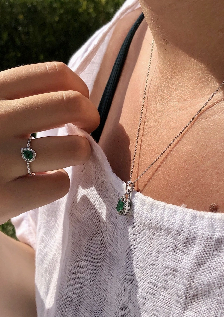 Pingente MORAIRA ouro branco 18K com diamantes e esmeralda.