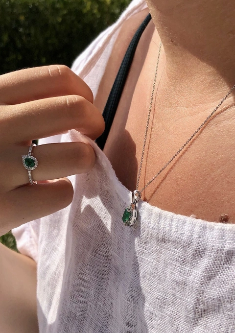 Pingente MORAIRA ouro branco 18K com diamantes e esmeralda.