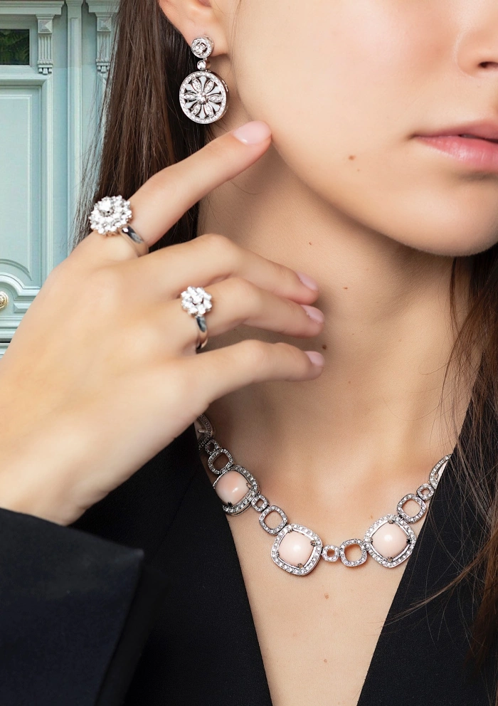VEGA 18K white gold and brilliant cut diamonds rosette ring.