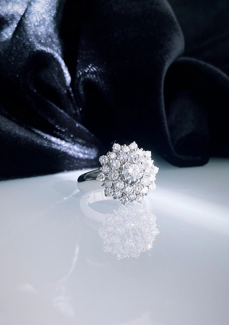 VEGA 18K white gold and brilliant cut diamonds rosette ring.