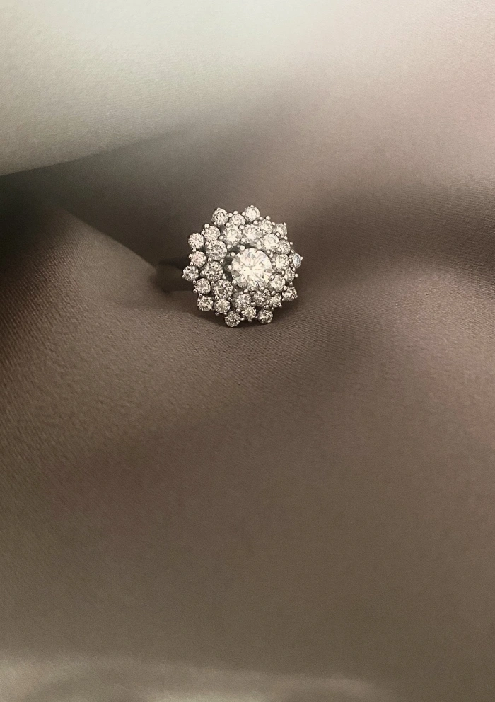 VEGA 18K white gold and brilliant cut diamonds rosette ring.