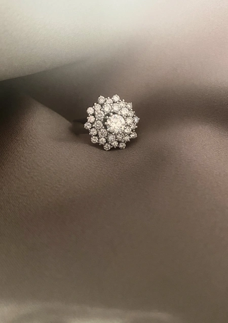 Anillo de orla VEGA en oro blanco de 18 quilates con diamantes