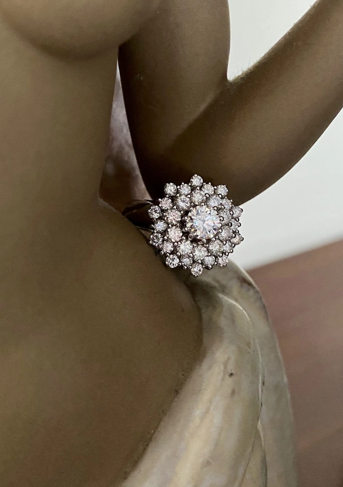 VEGA 18K white gold and brilliant cut diamonds rosette ring.