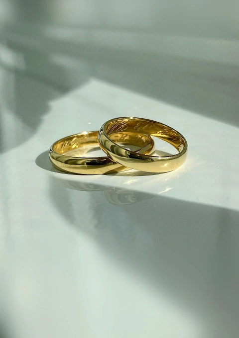 Aliança meia cana GODIAM CLASSICS em ouro 18 quilates.