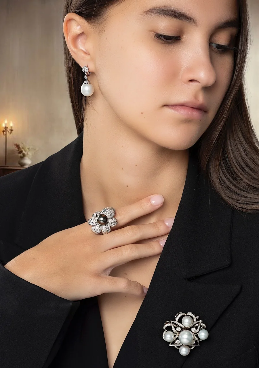TIARÉ 18K white gold brooch with diamonds and pearls.