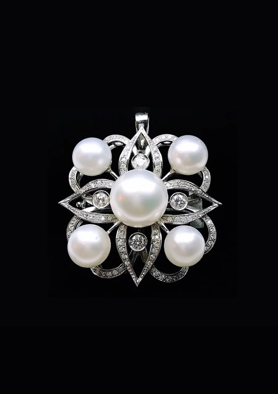 Broche TIARÉ em ouro branco 18K com diamantes e pérolas.