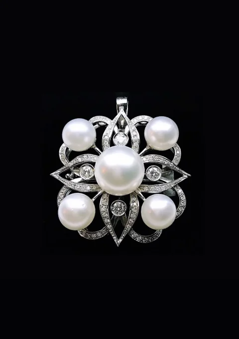 Broche TIARÉ em ouro branco 18K com diamantes e pérolas.
