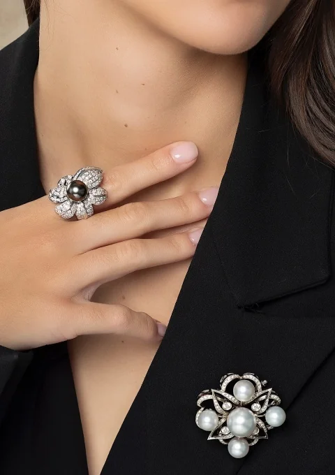 Broche TIARÉ em ouro branco 18K com diamantes e pérolas.