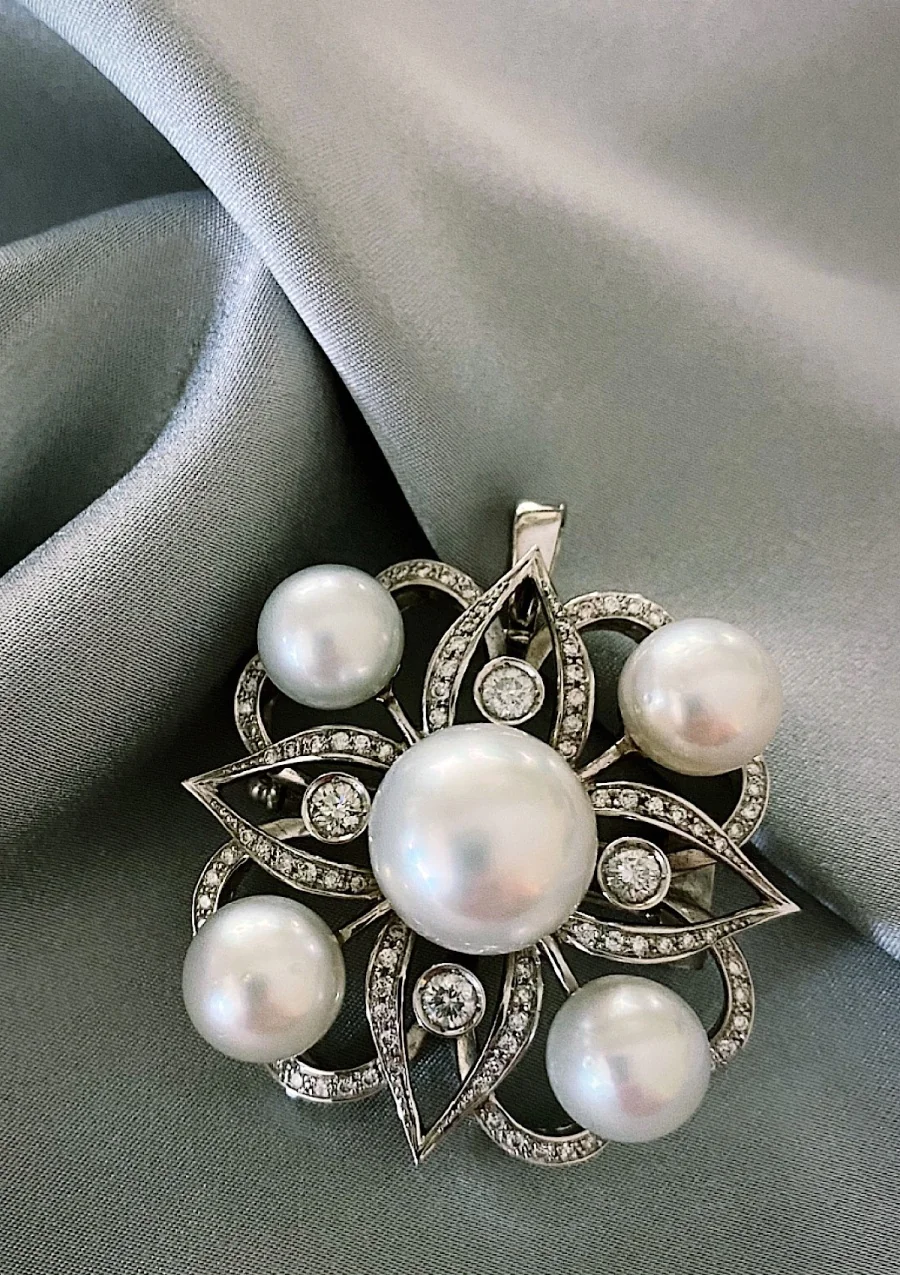 Broche TIARÉ em ouro branco 18K com diamantes e pérolas.