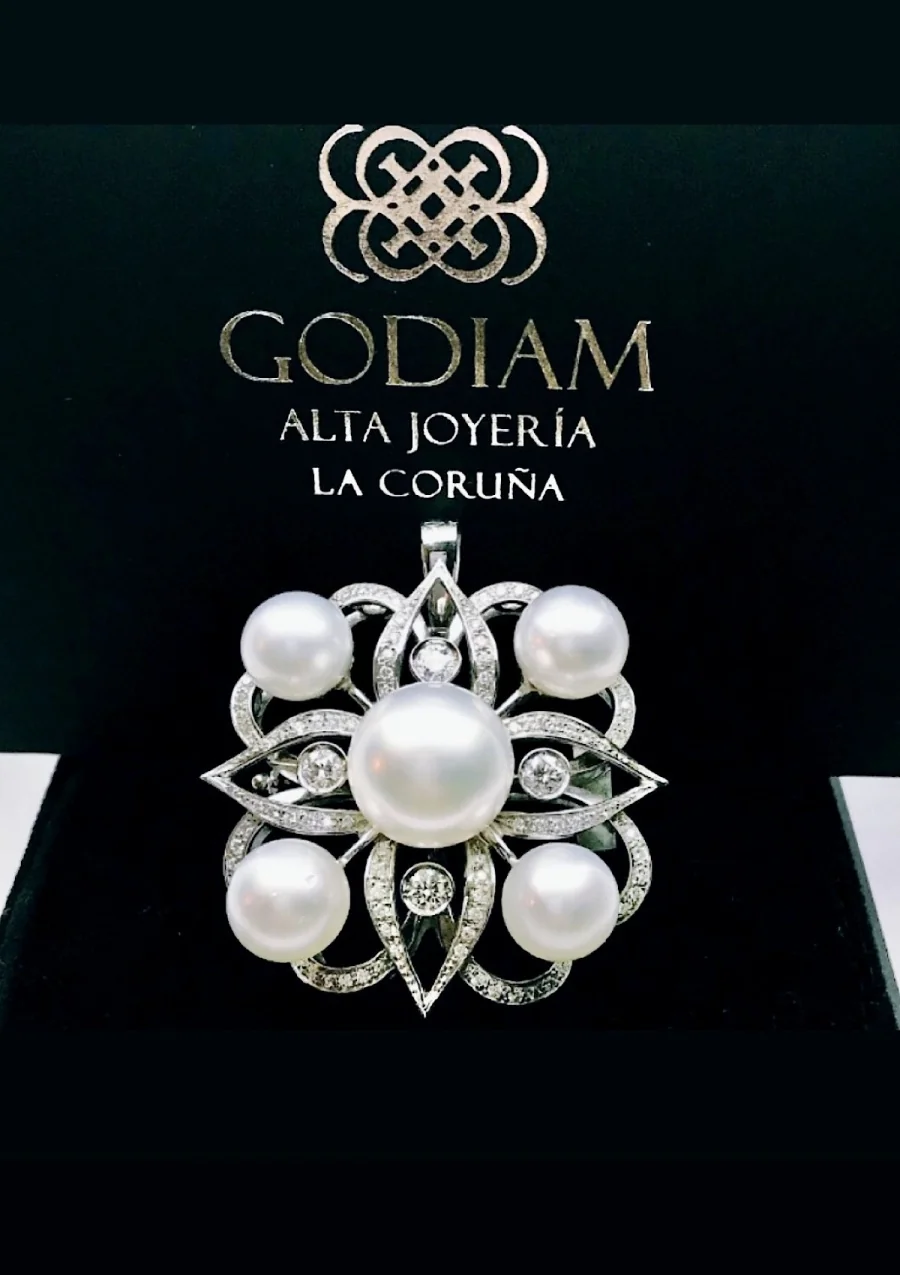 Broche TIARÉ em ouro branco 18K com diamantes e pérolas.