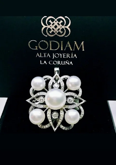 Broche TIARÉ em ouro branco 18K com diamantes e pérolas.