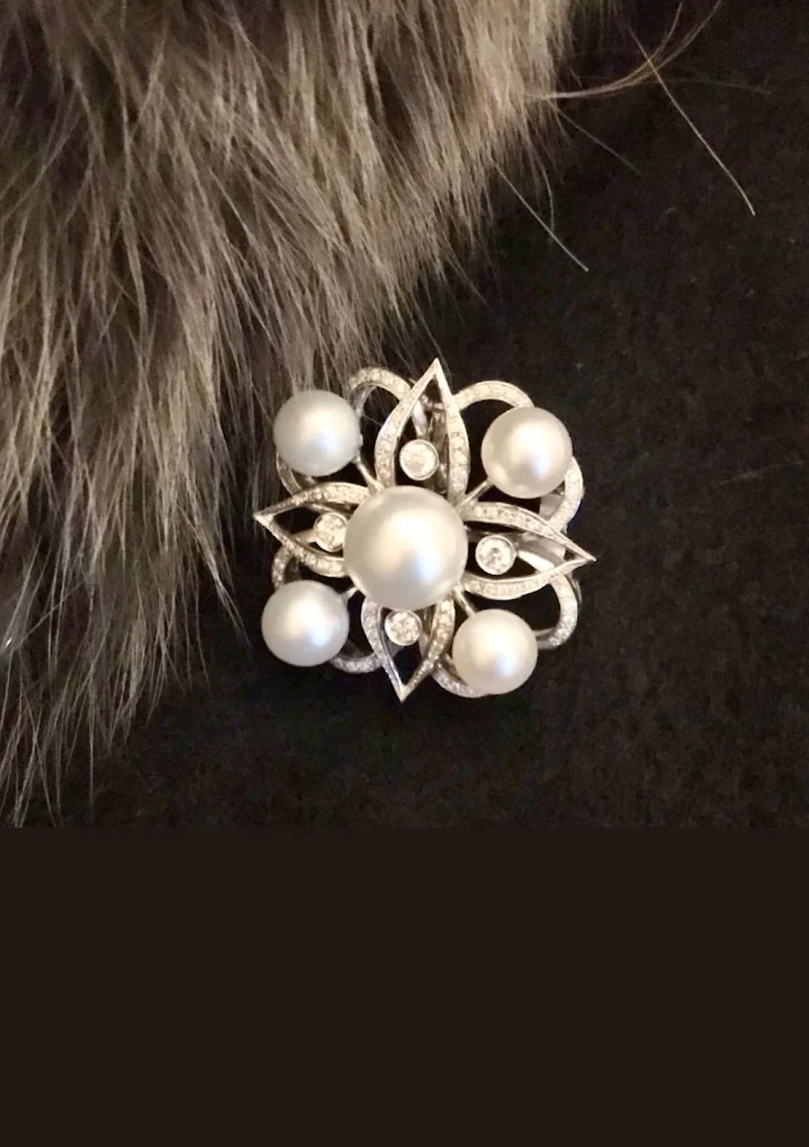 Broche TIARÉ em ouro branco 18K com diamantes e pérolas.