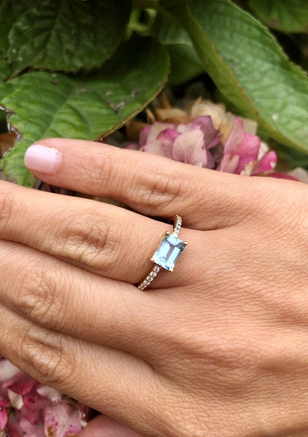 Bague SONREIRAS or jaune 18K avec diamants et aigue-marine.