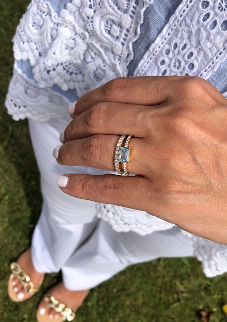 Bague SONREIRAS or jaune 18K avec diamants et aigue-marine.