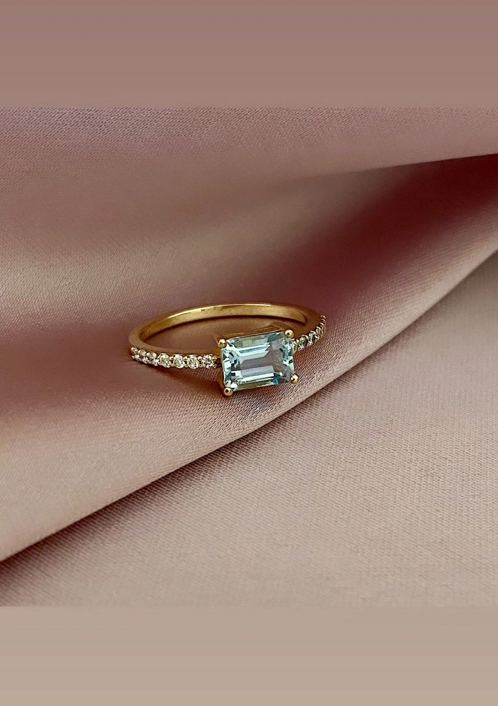 Bague SONREIRAS or jaune 18K avec diamants et aigue-marine.