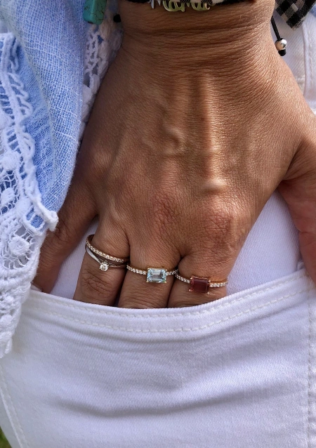 Bague SONREIRAS or jaune 18K avec diamants et aigue-marine.