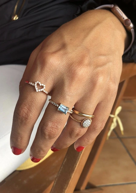 Bague SONREIRAS or jaune 18K avec diamants et aigue-marine.