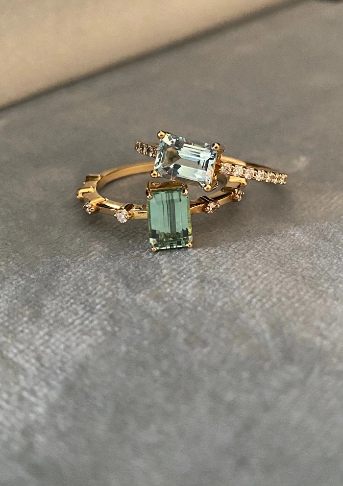 Bague SONREIRAS or jaune 18K avec diamants et aigue-marine.