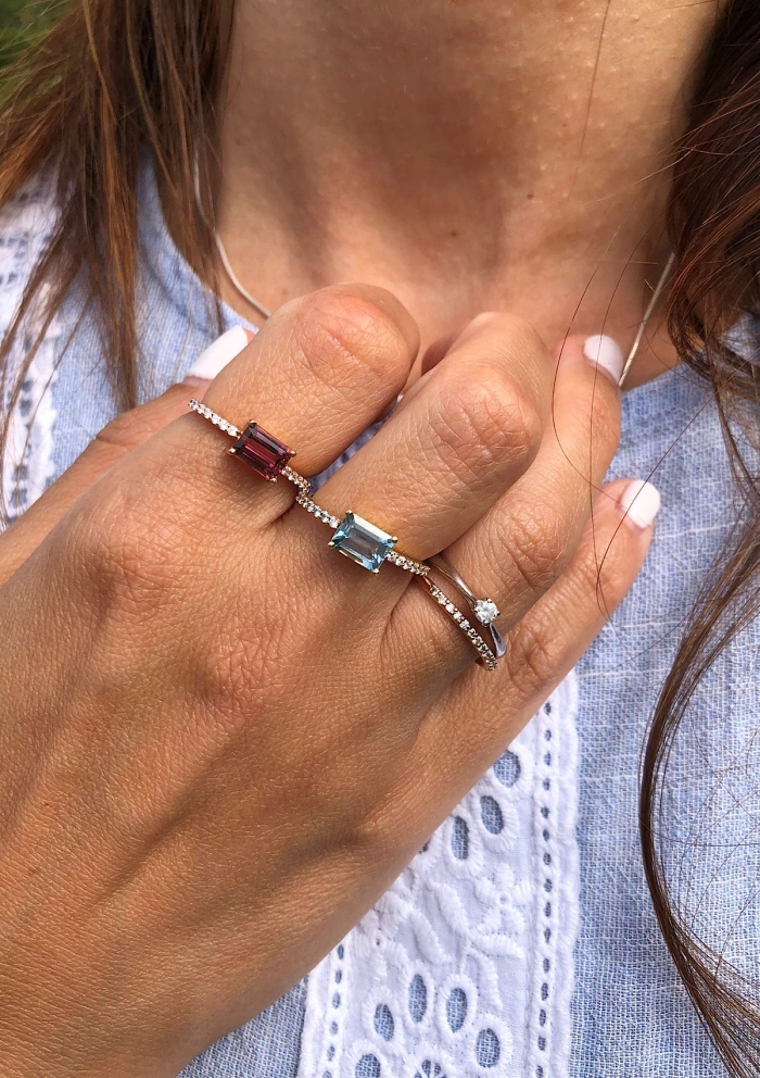 Bague SONREIRAS or jaune 18K avec diamants et aigue-marine.