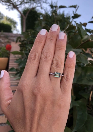 Anel SONREIRAS em ouro branco de 18K com diamantes de lapidação brilhante e turmalina azul-esverdeada 2