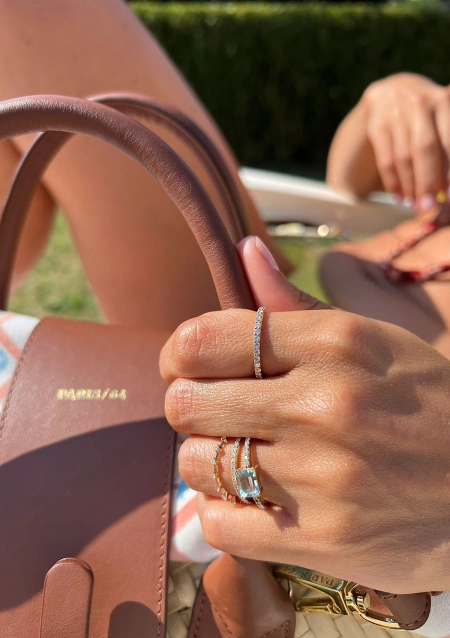 Bague SONREIRAS or jaune 18K avec diamants et aigue-marine.