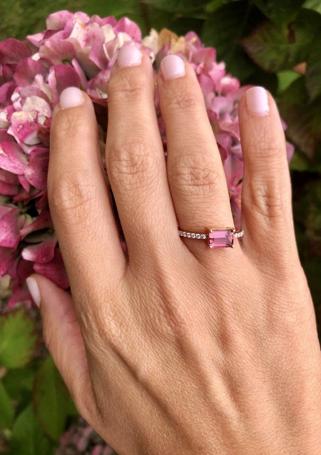 Anillo SONREIRAS en oro rosa de 18K con diamantes y turmalina rosa|Anillos con Otras Gemas Naturales|Godiam Alta Joyería