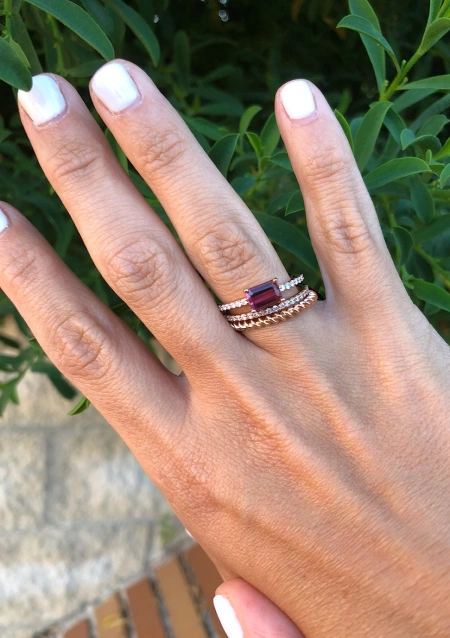 Anillo SONREIRAS en oro rosa de 18K con diamantes y turmalina rosa|Anillos con Otras Gemas Naturales|Godiam Alta Joyería