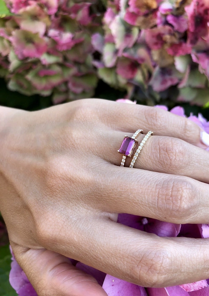 Anillo SONREIRAS en oro rosa de 18K con diamantes y turmalina rosa|Anillos con Otras Gemas Naturales|Godiam Alta Joyería