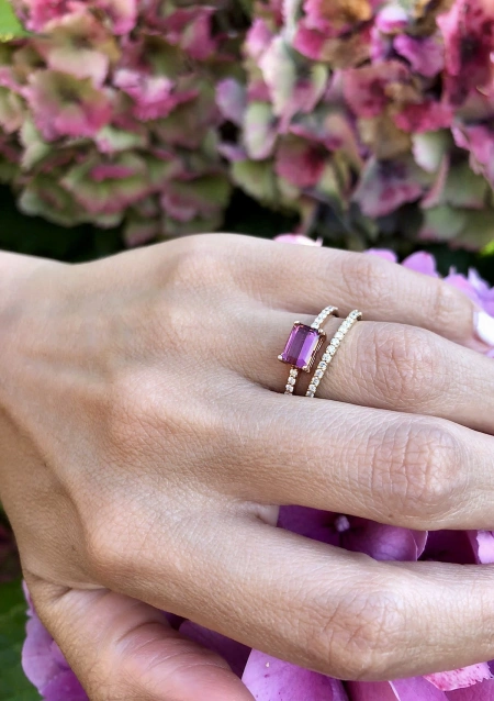 Anillo SONREIRAS en oro rosa de 18K con diamantes y turmalina rosa|Anillos con Otras Gemas Naturales|Godiam Alta Joyería