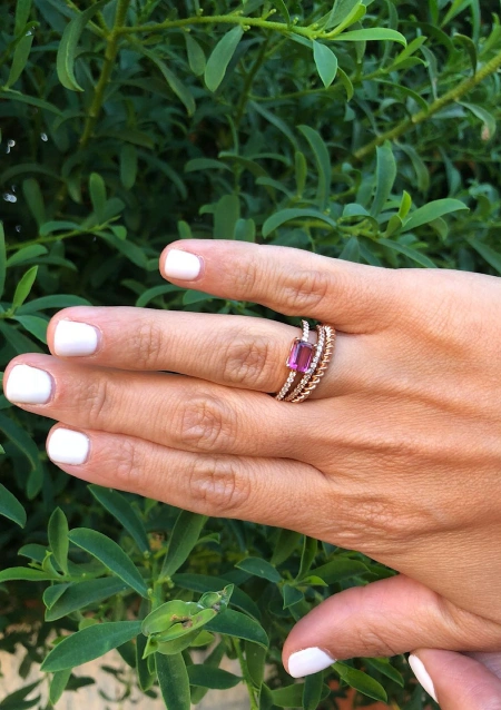 Anillo SONREIRAS en oro rosa de 18K con diamantes y turmalina rosa|Anillos con Otras Gemas Naturales|Godiam Alta Joyería