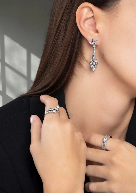 Anel BLISS em ouro branco 18 quilates com diamantes.