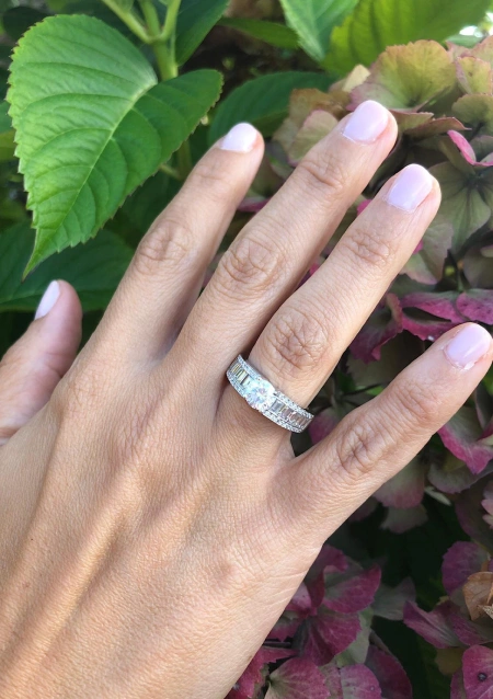 Anillo BLISS en oro blanco de 18 quilates con diamantes